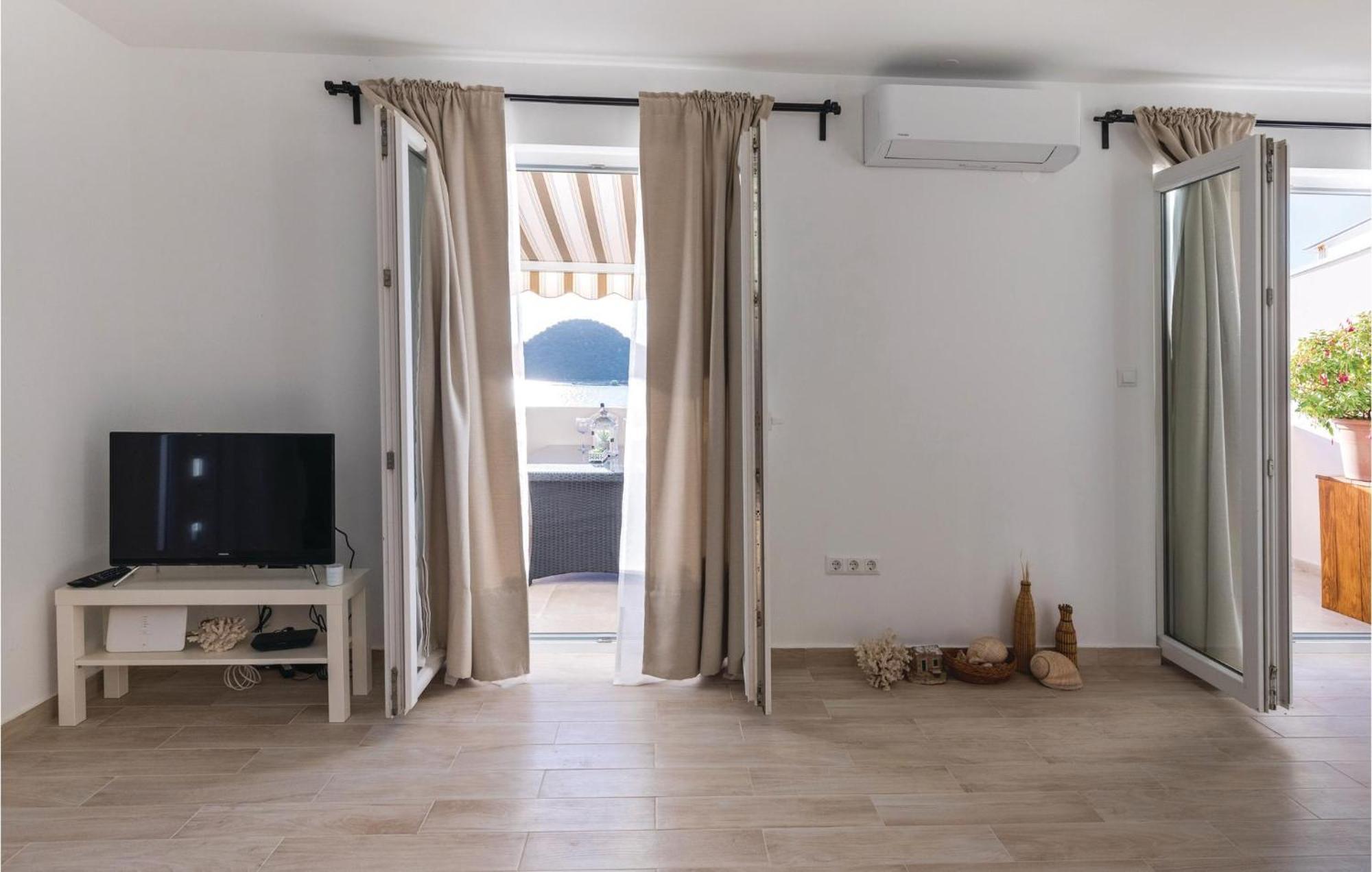 Awesome Apartment In Blace With House Sea View Zewnętrze zdjęcie
