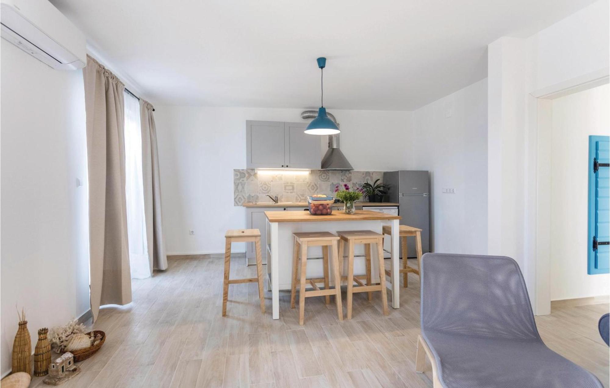 Awesome Apartment In Blace With House Sea View Zewnętrze zdjęcie